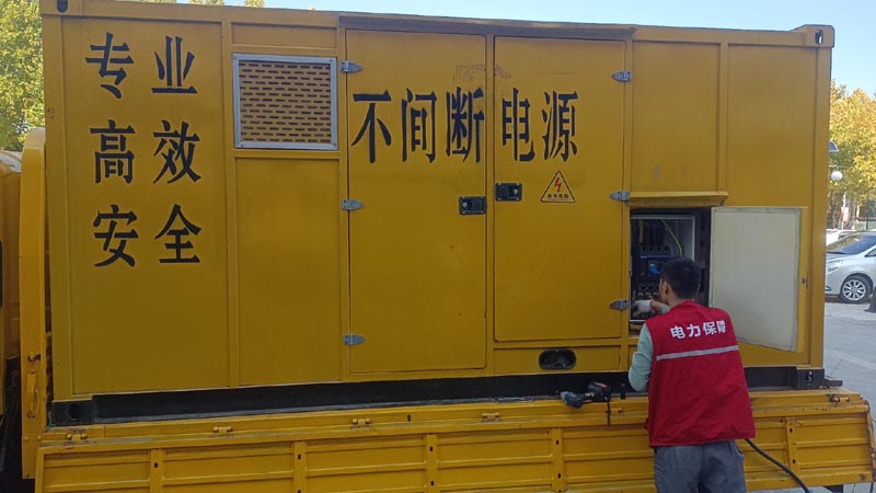 阿里柴油发电机组和UPS电源配合使用时，如何避免切换过程中的电力中断？