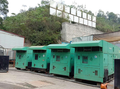 阿里先进的应急发电机系统中智能监测和控制系统如何确保电压稳定？